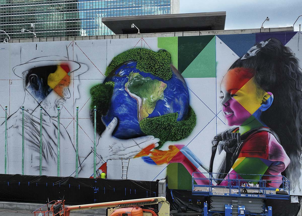 Eduardo Kobra faz mural em fachada da ONU
