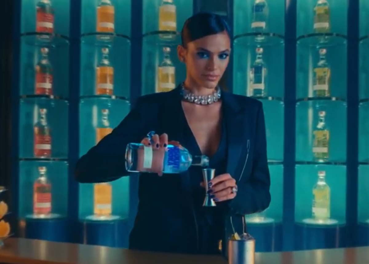 Bruna Marquezine é a nova estrela global da Vodka Absolut em “World of Cocktails”