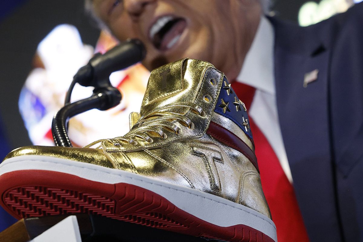 Donald Trump lança sapatos dourados “Never Surrender”
